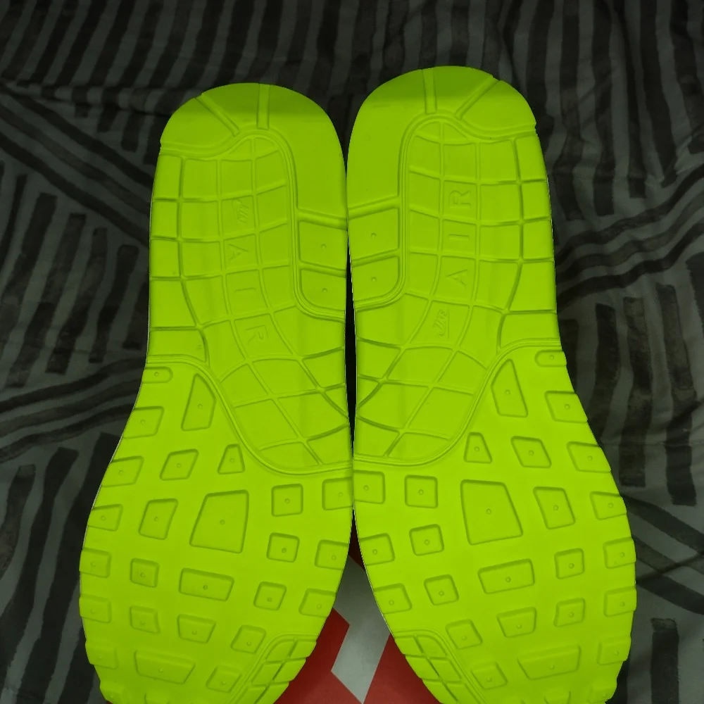 Air max 1 "VOLT" for men size 10, brand new with box - Picture 2 of 5